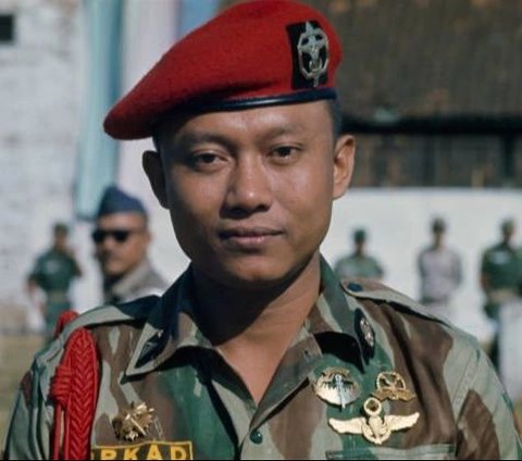 Foto masa muda Sarwo Edhie Wibowo dengan baret merah Kopassus mendapat beragam sorotan dari warganet. Penampilan gagah dengan wajah penuh wibawa itu disebut sangat mirip dengan Agus Harimurti Yudhoyono (AHY).
