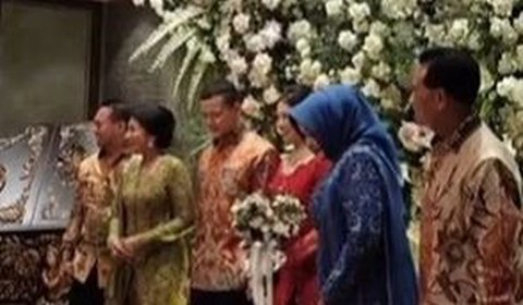 Acara pertunangan yang dilangsungkan di kediaman Andika Perkasa di Senayan Residence Town House Blok A9, Jakarta Selatan itupun ramai jadi sorotan.