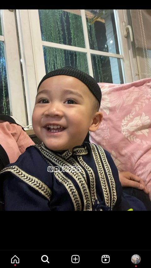 Ingin Seperti Ustaz Koh Dennis, ini Deretan Foto Lucu Rayyanza Pakai Baju Koko yang Gemesin Banget!<br>