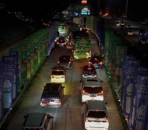 FOTO: Momen Hangat Pemudik Nikmati Buka Puasa di Rest Area Tol Cipali