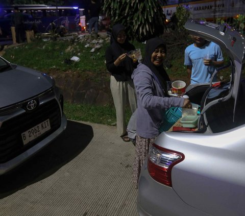 FOTO: Momen Hangat Pemudik Nikmati Buka Puasa di Rest Area Tol Cipali