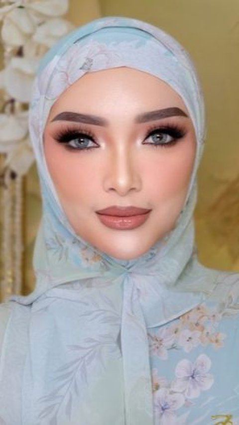 Pedangdut Zaskia Gotix mengejutkan publik pada tahun 2024 setelah memutuskan berhijrah mengenakan hijab. Perempuan berusia 33 tahun ini mantap berubah jadi lebih baik setelah pulang menjalankan ibadah umrah.