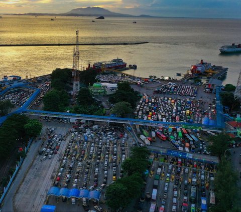 Ribuan kendaraan pemudik mengantre untuk menaiki kapal penyeberangan di Pelabuhan Merak, Cilegon, Banten, Sabtu (6/4/2024). Pada H-4 Lebaran, pemudik yang hendak menyeberang ke Pulau Sumatera terpantau membeludak di Pelabuhan Merak. Liputan6.com/Angga Yuniar