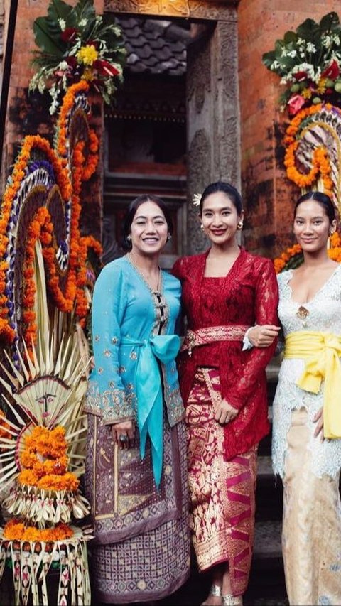 1. Inspirasi Kebaya Kombinasi Brokat dan Tenun Bali<br>