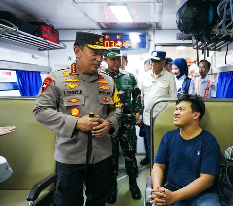 Kapolri Jenderal Listyo Sigit Prabowo meninjau langsung arus mudik Lebaran di Stasiun Pasar Senen pada Sabtu (6/4).