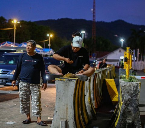 FOTO: Terjebak Antre Panjang, Pemudik Terpaksa Berbuka Puasa di Dermaga Pelabuhan Merak