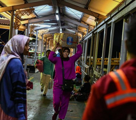 FOTO: Momen Pemudik Pejalan Kaki Serbu Pelabuhan Merak, Banyak yang Pilih Perjalanan Malam