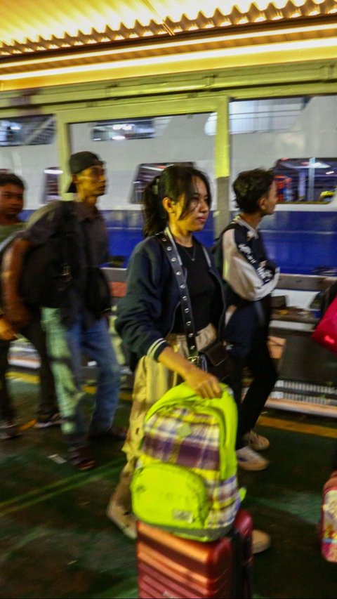 Pemudik pejalan kaki terpantau memadati gang way menuju kapal penyeberangan di Dermaga 3 Pelabuhan Merak, Cilegon, Banten, Sabtu (6/4/2024).  Liputan6.com/Angga Yuniar