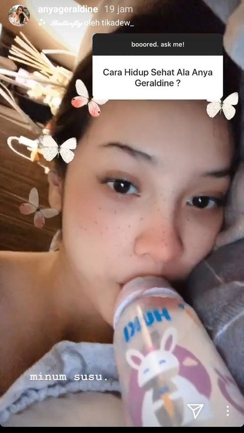 Anya pernah berbagi kebiasaan uniknya ketika hendak tidur, yakni minum pakai dot bayi.