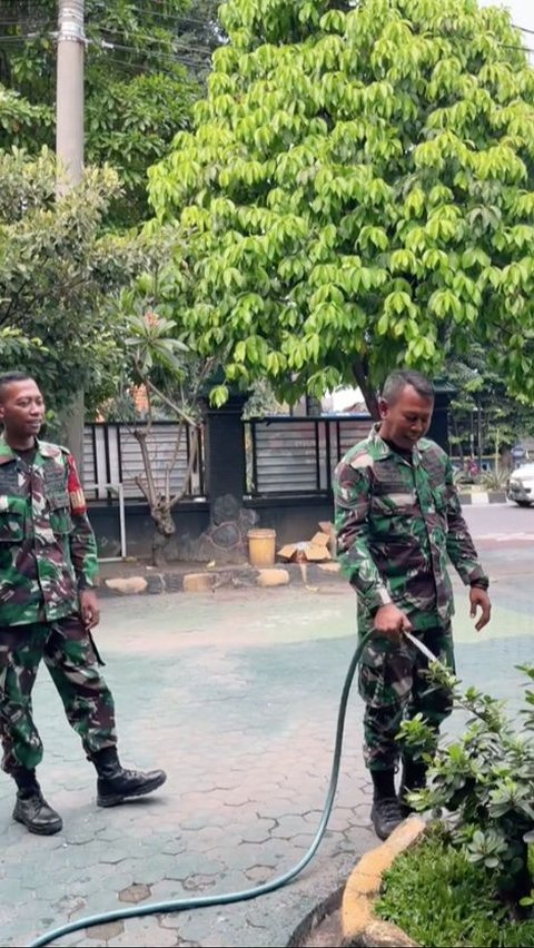 Enjoy di Hari Sabtu, Prajurit TNI Asyik Siram Pohon sambil Dengar Lagu Tempoe Doeloe<br>