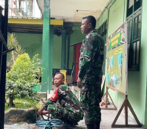 Enjoy di Hari Sabtu, Prajurit TNI Asyik Siram Pohon sambil Dengar Lagu Tempoe Doeloe