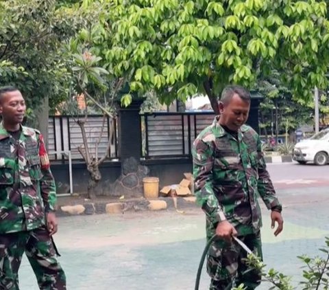 Enjoy di Hari Sabtu, Prajurit TNI Asyik Siram Pohon sambil Dengar Lagu Tempoe Doeloe