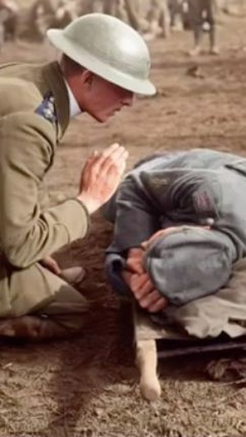 Foto Langka saat Pendeta Inggris Doakan Musuhnya yang Terluka di Peperangan<br>