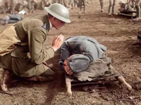 Foto Langka saat Pendeta Inggris Doakan Musuhnya yang Terluka di Peperangan