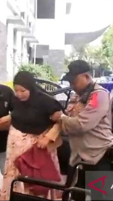 Ibu Hamil yang Hendak Melahirkan Ini Terjebak di Pasar Tipar, Sampai Dievakuasi Kepolisian