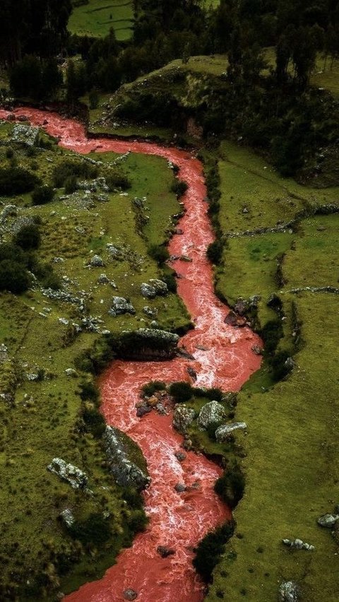 Unik, Inilah Sungai Merah Cusco yang Punya Aliran Air Berwarna Merah Alami<br>