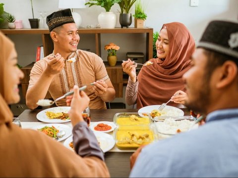 Banyak Makan Saat Lebaran Bikin Perut Begah? Intip Pertolongan Pertama buat Mengatasinya