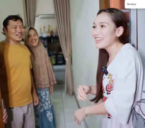 Ayu Ting Ting Gerebek Rumah Warga Numpang Sahur, Netizen Sebut 'Bener-benar Merakyat'