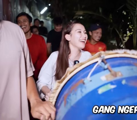 Ayu Ting Ting Gerebek Rumah Warga Numpang Sahur, Netizen Sebut 'Bener-benar Merakyat'