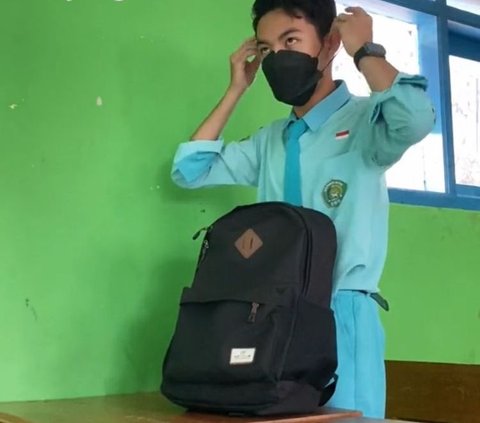 Viral Momen Anak SMA Beri THR untuk Ibunya dari Hasil Jualan Jajanan di Sekolah, Tuai Pujian