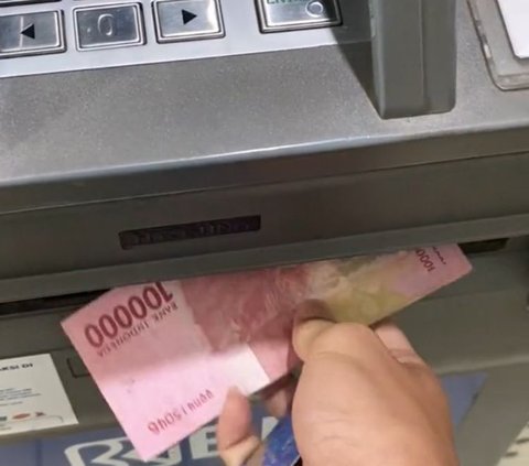 Sepulang sekolah, ia lalu mampir ke ATM untuk mengambil uang.