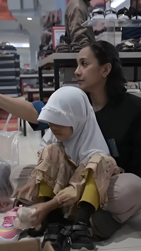 Potret  Shahnaz Haque yang Sangat Telaten Dampingi Anak Yatim Belanja Baju Lebaran