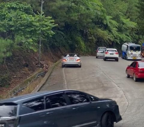 Menggunakan mobil mewahnya melewati tanjakan Sitinjau Lauik, Fadlul Efendi pun menepi sebentar dan memanggil para pemuda ini. Rupanya, Sultan Padang ini akan memberi THR untuk para pemuda yang berjaga di Sitinjau Lauik ini.