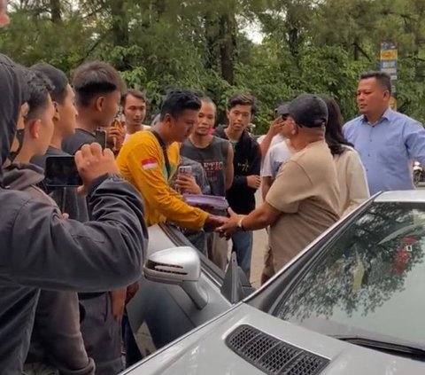 Momen Fadlul Efendi Sultan Padang Beri THR untuk Pemuda Penjaga di Sitinjau Lauik Ini Viral, Curi Perhatian