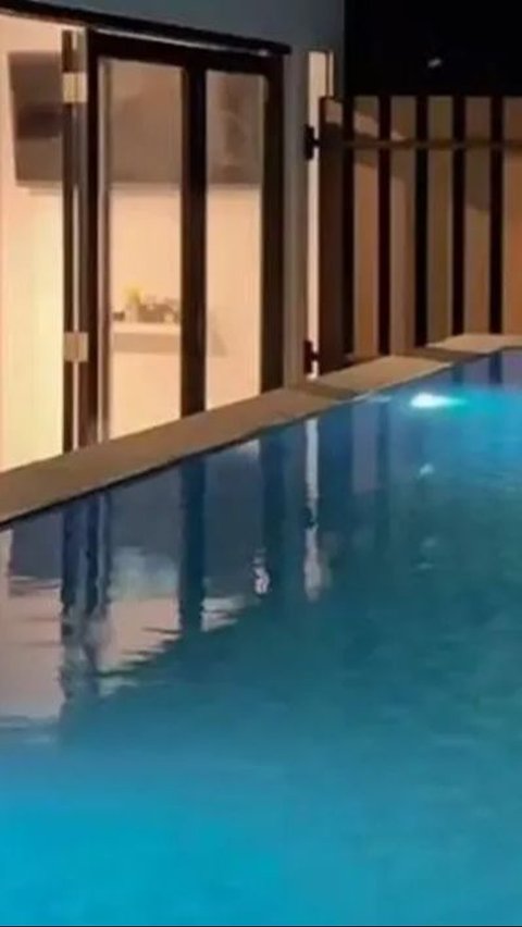 Kolam renangnya terletak di lantai empat, konsep kolam renangnya mengikuti gaya khas Korea.