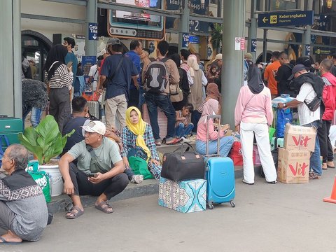 Potret Kepadatan Stasiun Senen di H-3 Lebaran, Banyak Pemudik 'Lesehan' Tunggu Waktu Berangkat