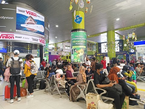 19.000 Lebih Pemudik Padati Stasiun Gambir, 40 Rangkaian Kereta Disiapkan Tiap Hari