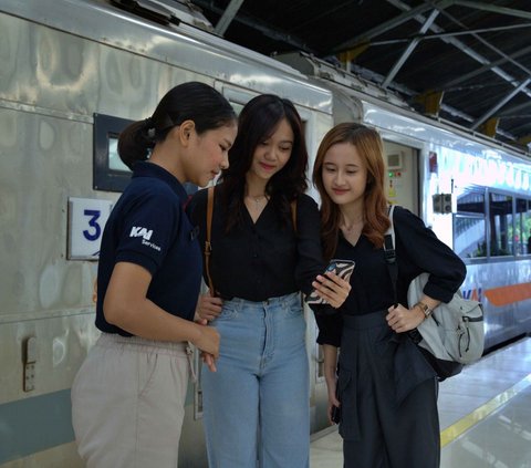 Mengenal Lebih Dekat Petugas Cantik Customer Service Keliling di Stasiun Kereta Api
