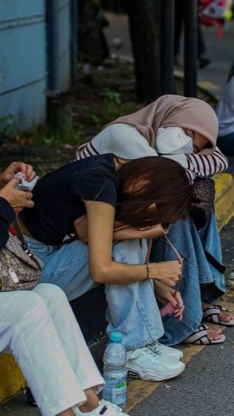 FOTO: Potret Lelah Para Pemudik yang Terpaksa Tidur di Pelabuhan Merak saat Terjebak Antrean Masuk Kapal Selama Berjam-jam <br>