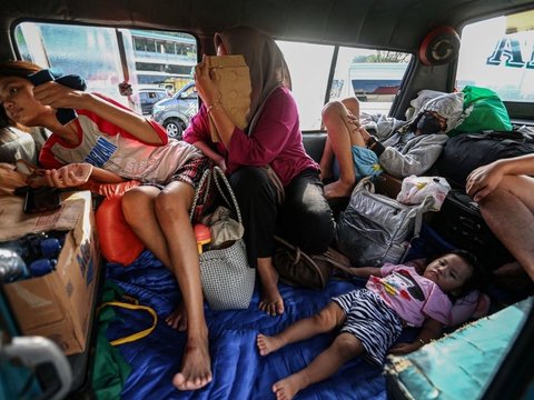 FOTO: Potret Lelah Para Pemudik yang Terpaksa Tidur di Pelabuhan Merak saat Terjebak Antrean Masuk Kapal Berjam-jam