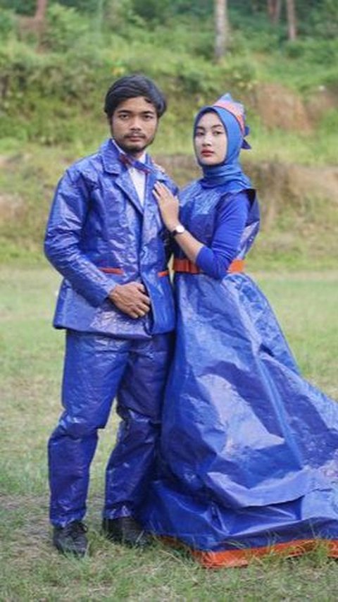 Selain itu ada juga baju prewedding lainnya yang terbuat dari terpal berwarna biru yang mencuri perhatian.