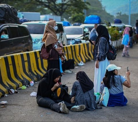 FOTO: Potret Lelah Para Pemudik yang Terpaksa Tidur di Pelabuhan Merak saat Terjebak Antrean Masuk Kapal Berjam-jam