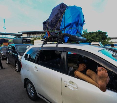 FOTO: Potret Lelah Para Pemudik yang Terpaksa Tidur di Pelabuhan Merak saat Terjebak Antrean Masuk Kapal Berjam-jam