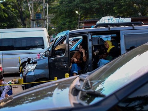 FOTO: Potret Lelah Para Pemudik yang Terpaksa Tidur di Pelabuhan Merak saat Terjebak Antrean Masuk Kapal Berjam-jam