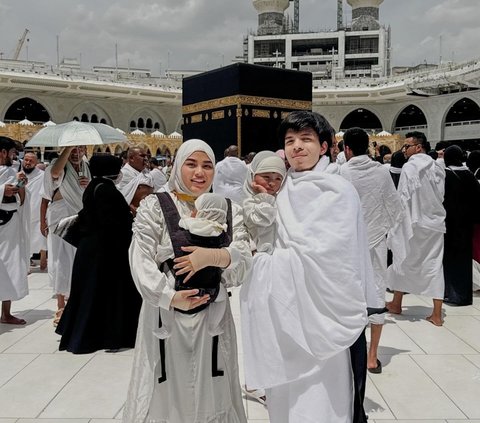 Atta Halilintar Abadikan Momen Ameena saat Sholat di Depan Ka'bah, Gemesin Banget!