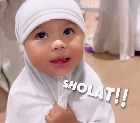 Atta Halilintar Abadikan Momen Ameena saat Sholat di Depan Ka'bah, Gemesin Banget!