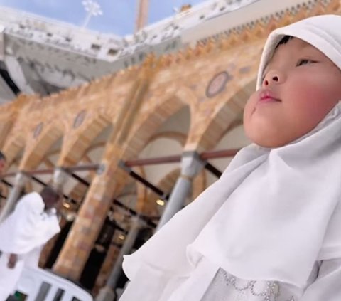 Atta Halilintar Abadikan Momen Ameena saat Sholat di Depan Ka'bah, Gemesin Banget!