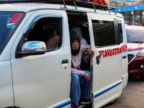 FOTO: Potret Lelah Para Pemudik yang Terpaksa Tidur di Pelabuhan Merak saat Terjebak Antrean Masuk Kapal Berjam-jam