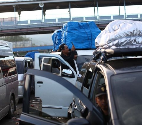 FOTO: Potret Lelah Para Pemudik yang Terpaksa Tidur di Pelabuhan Merak saat Terjebak Antrean Masuk Kapal Berjam-jam