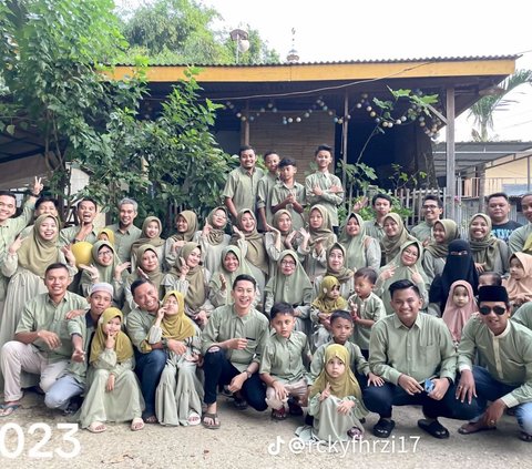 Foto Lebaran bareng Keluarga Besar dengan Baju Kembar dari Tahun ke Tahun Ini Viral, Bikin Iri Warganet