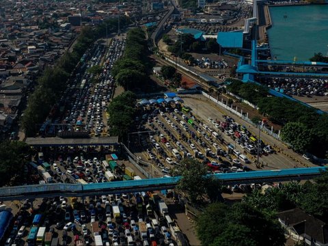 FOTO: Penampakan Udara saat Antrean Horor di Penyeberangan Merak Bikin Pemudik Mobil Dialihkan ke Pelabuhan Ciwandan
