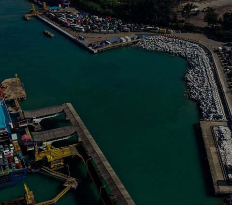 FOTO: Penampakan Udara saat Antrean Horor di Penyeberangan Merak Bikin Pemudik Mobil Dialihkan ke Pelabuhan Ciwandan