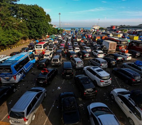 Kepolisian setempat mengatakan pemudik yang sudah sampai di Merak akan dialihkan ke Pelabuhan Ciwandan buat menghindari penumpukan kendaraan dan akan menyeberang melalui pelabuhan tersebut. Foto: Liputan6.com / Angga Yuniar