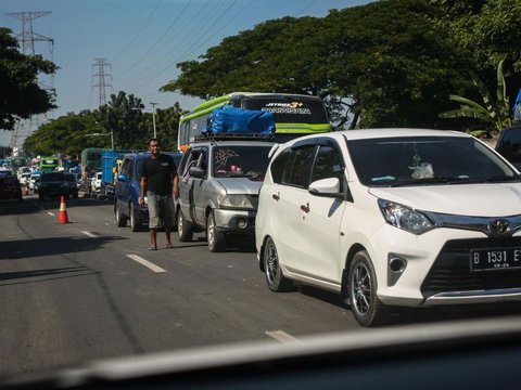 FOTO: Penampakan Udara saat Antrean Horor di Penyeberangan Merak Bikin Pemudik Mobil Dialihkan ke Pelabuhan Ciwandan