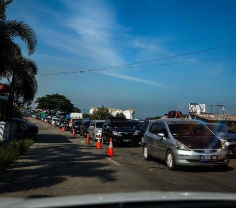 FOTO: Penampakan Udara saat Antrean Horor di Penyeberangan Merak Bikin Pemudik Mobil Dialihkan ke Pelabuhan Ciwandan