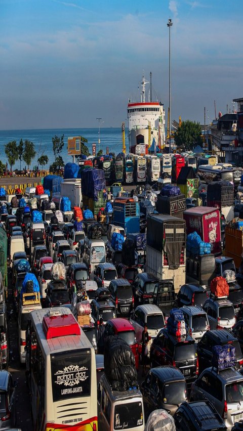 Terlihat kondisi Pelabuhan Merak yang dipadati ribuan kendaraan yang mengantre masuk ke dalam kapal. Foto: Liputan6.com / Angga Yuniar